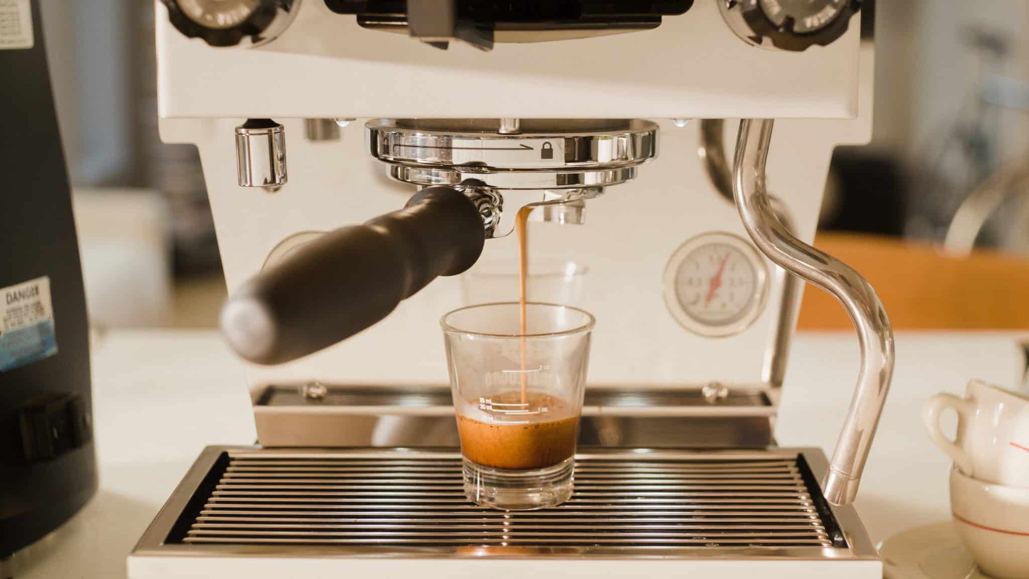 Importancia de la presión del agua en la preparación de café