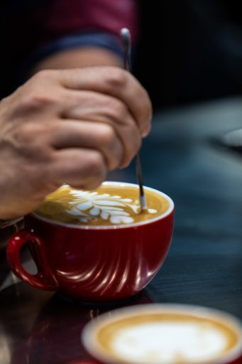 creazione di latte art su cappuccino 